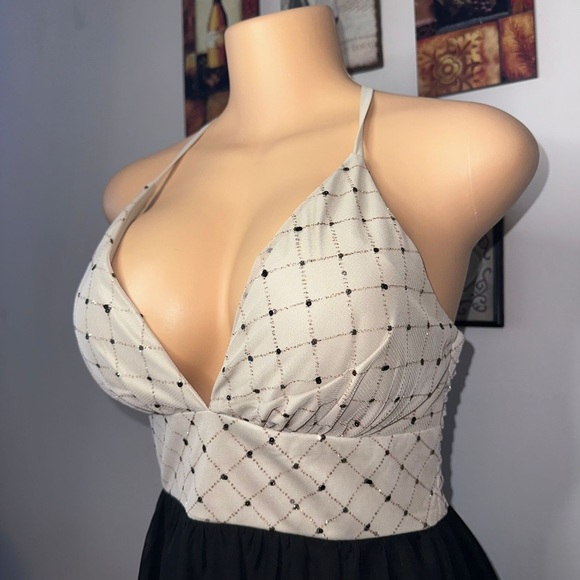 Ladies’s Dress - Picture 3 of 16